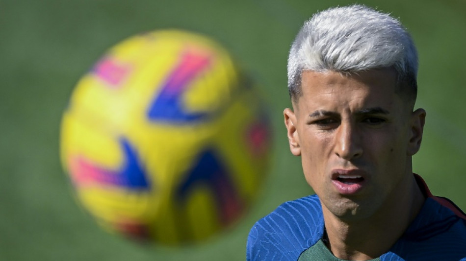 City empresta portugu&ecirc;s Jo&atilde;o Cancelo ao Barcelona por uma temporada