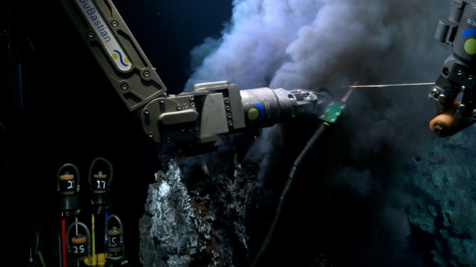 Cient&iacute;ficos descubren un campo de chimeneas t&eacute;rmicas en aguas de Islas Gal&aacute;pagos 