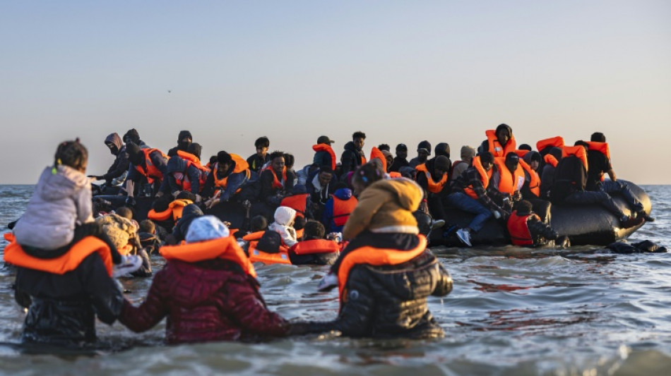 Travers&eacute;es de la Manche: sur la plage, la foule des &eacute;lus et des d&eacute;&ccedil;us