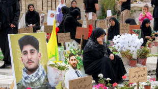 Au Liban, des combattants du Hezbollah enterr&eacute;s dans des tombes provisoires