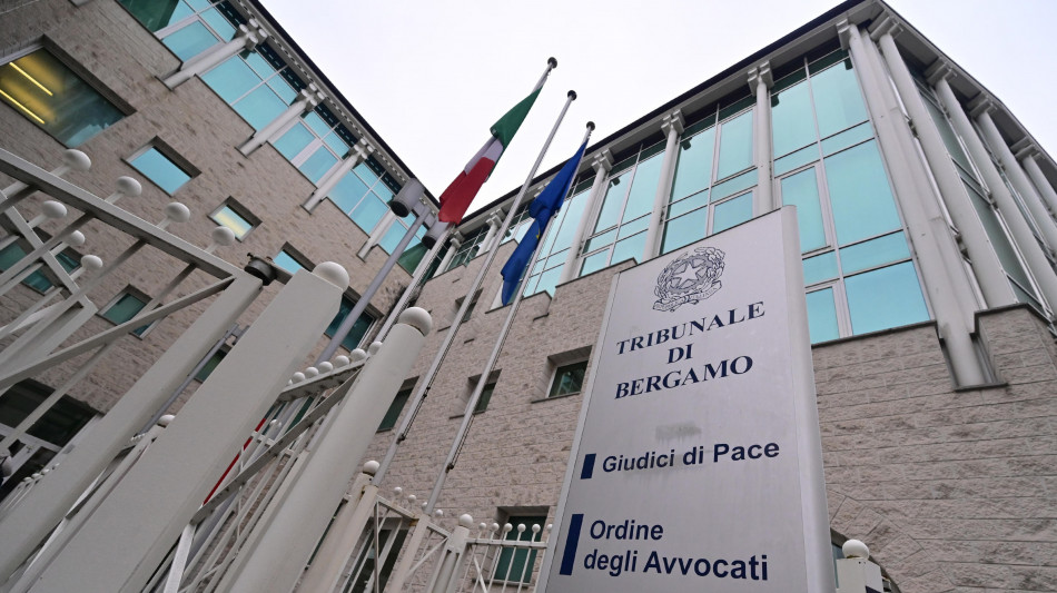 Cosparso di benzina minaccia di darsi fuoco davanti al Tribunale a Bergamo