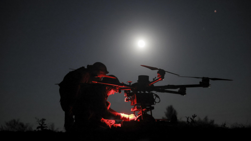 Media, droni ucraini colpiscono una raffineria in Russia