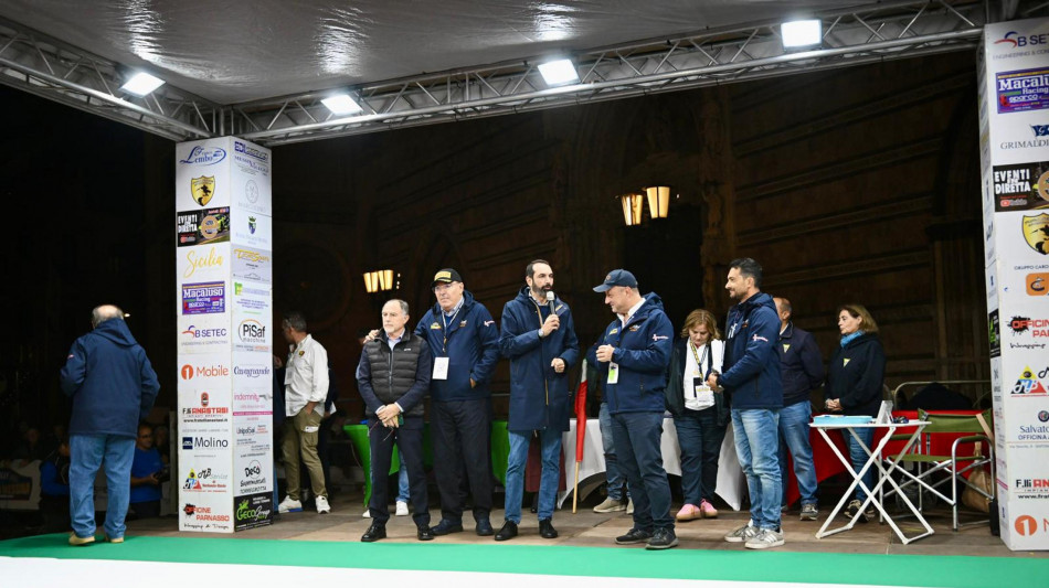 Auto: bagno di folla alla partenza del 22&deg; Rally Tirreno-Messina