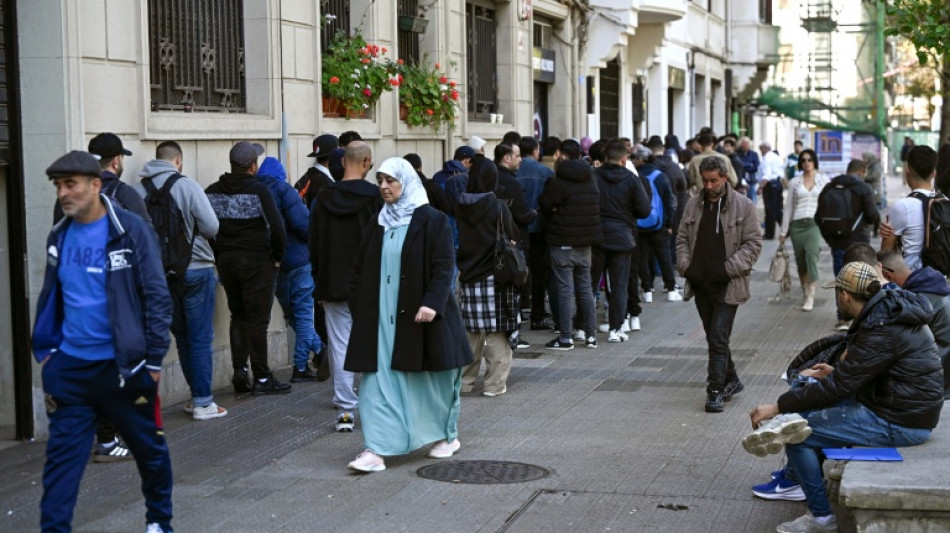Esperan&ccedil;a e burocracia marcam regulariza&ccedil;&atilde;o de imigrantes na Espanha