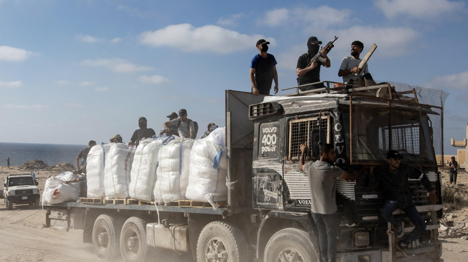 Media, camion con aiuti egiziani stanno entrando a Gaza