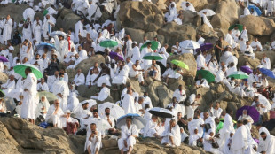Peregrinos muçulmanos rezam no Monte Arafat, momento crucial do hajj
