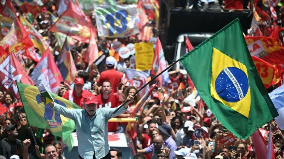 Lula e Bolsonaro re&uacute;nem multid&otilde;es antes de duelo final nas urnas