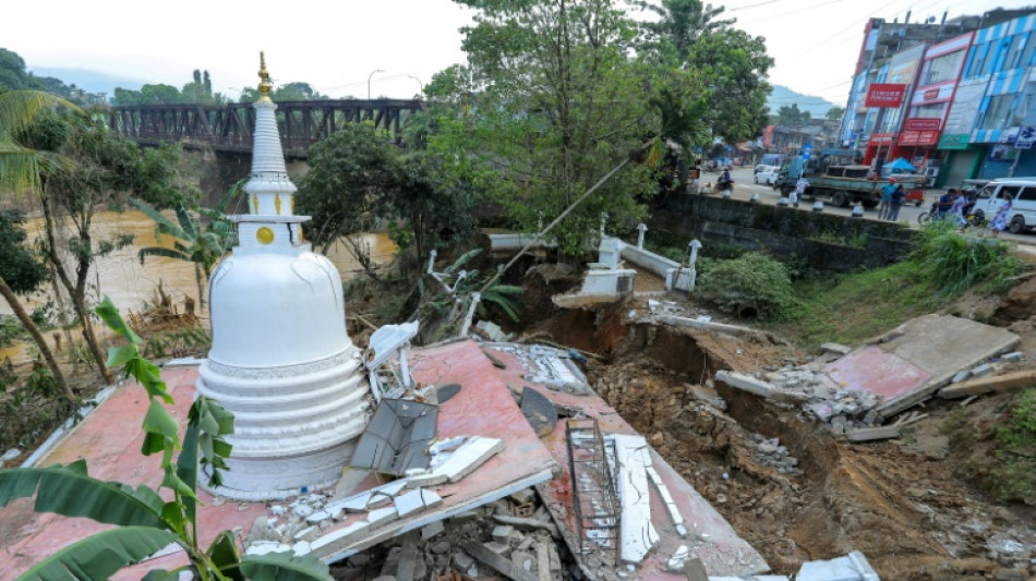 Países asiáticos lutam para distribuir ajuda após inundações que deixaram 1.300 mortos