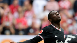 Kolo Muani falta a treino do Eintracht Frankfurt para for&ccedil;ar sa&iacute;da ao PSG