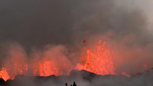 Curiosos acuden a un volc&aacute;n island&eacute;s a ver lava "tan naranja como el sol"