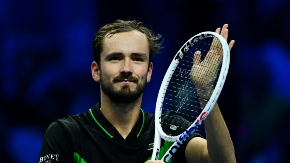 Medvedev vence Zverev e vai &agrave; semifinal do ATP Finals