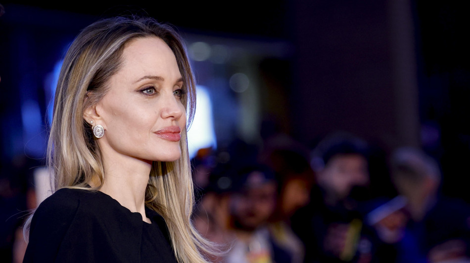 Angelina Jolie a sorpresa a Kherson, visita malati in ospedale