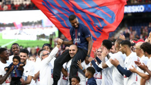 Foot: Kimpembe, en larmes, affirme avoir vécu "des années de folie" au PSG