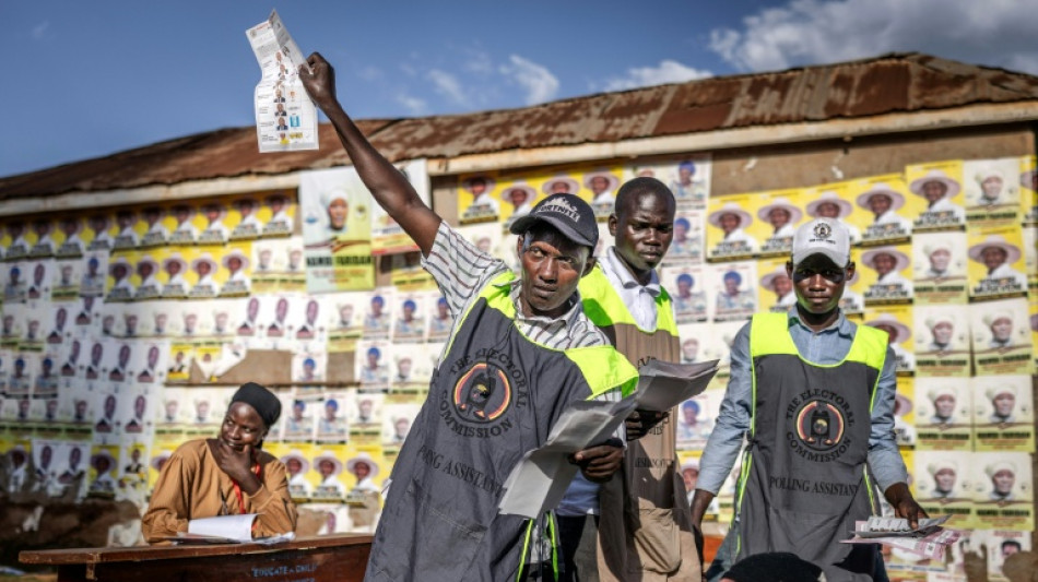 Pr&eacute;sidentielle en Ouganda: Museveni largement en t&ecirc;te, l'opposant Bobi Wine assign&eacute; &agrave; r&eacute;sidence, selon son parti