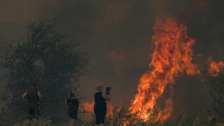 Aude: l'avanc&eacute;e du feu ralentit pendant la nuit, neuf bless&eacute;s, l'A9 ferm&eacute;e
