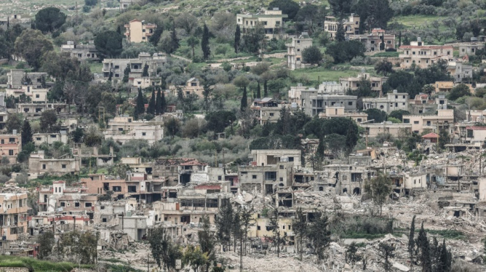 Des Libanais d&eacute;couvrent leur village d&eacute;truit &agrave; travers des photos de l'AFP