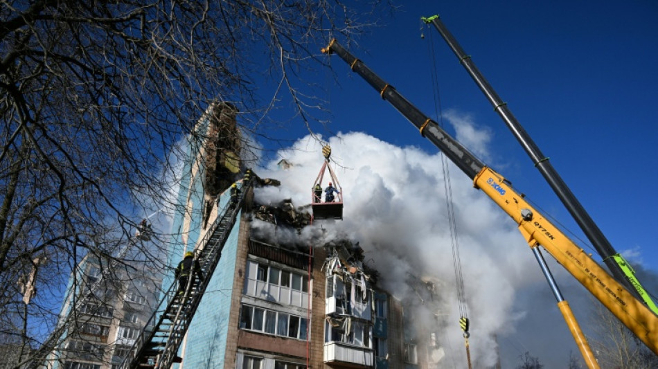Un bombardeo ruso mata a 25 personas en Ucrania antes de la visita fallida de Zelenski a Turquía