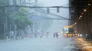 Filipinas cierra escuelas y suspende vuelos al acercarse el tifón Co-May