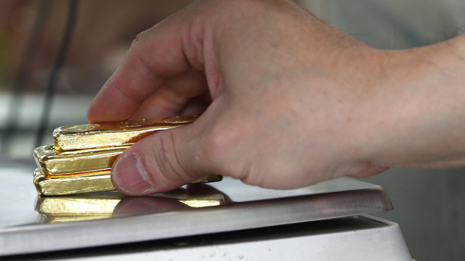 L'argento supera i 100 dollari l'oncia, l'oro vicino a soglia 5.000