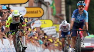 Clarke gana la etapa de los pav&eacute;s, Van Aert resiste como l&iacute;der del Tour