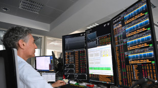 Borsa: Milano prosegue piatta, corrono Mps e Stellantis