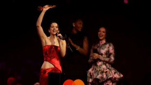 Rosal&iacute;a suspende show na It&aacute;lia por intoxica&ccedil;&atilde;o alimentar