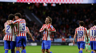 Com dois gols de Griezmann, Atl&eacute;tico vence Levante (3-1) e alcan&ccedil;a Bar&ccedil;a