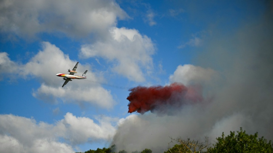 Les pompiers luttent contre des incendies dans le Sud, avant une visite du Premier ministre