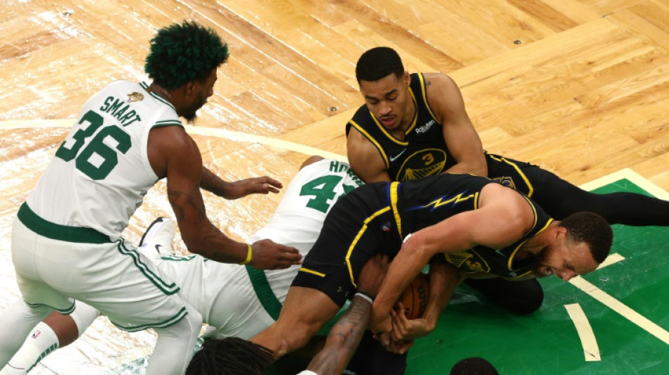 Los Warriors, en vilo por la lesi&oacute;n de Curry en la derrota ante los Celtics