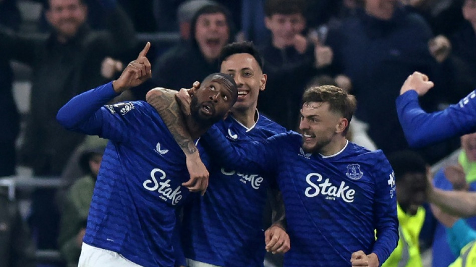 Everton rub salt in Chelsea wounds as Champions League race tightens