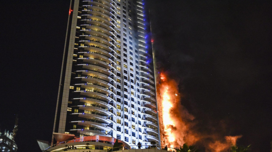 Fiamme in un edificio di 67 piani a Dubai, 3.800 evacuati