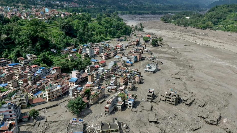 Crue d&eacute;vastatrice au N&eacute;pal et au Tibet: au moins 165 morts, plus d'un millier de disparus