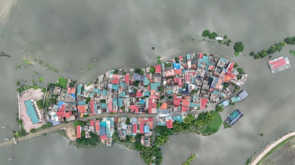 Los suburbios de la capital de Vietnam, Han&oacute;i, siguen sumergidos por las aguas