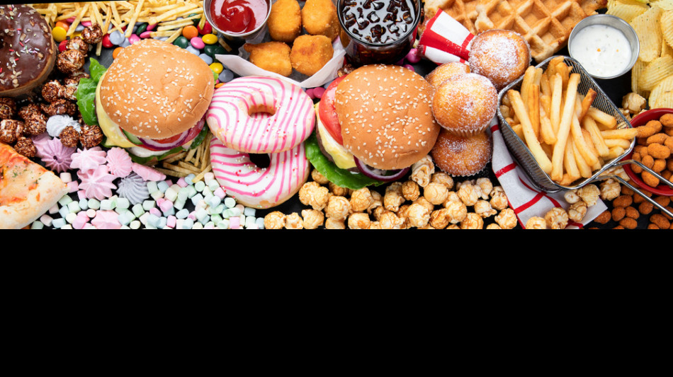 Esperti, cibi ultra-processati dannosi come le sigarette