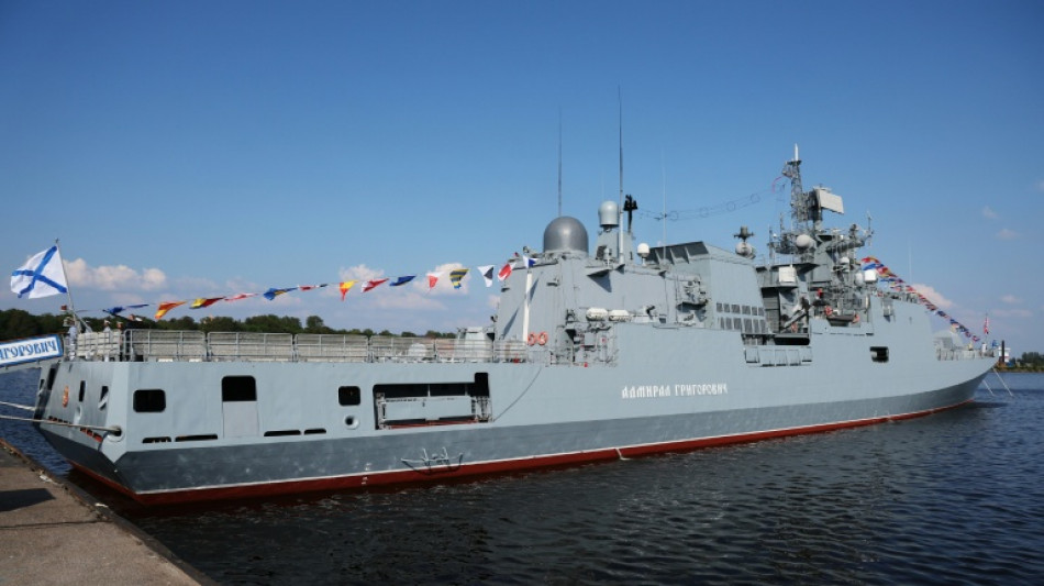 Tirs de semonce d'un navire de guerre russe sur un voilier dans la Manche