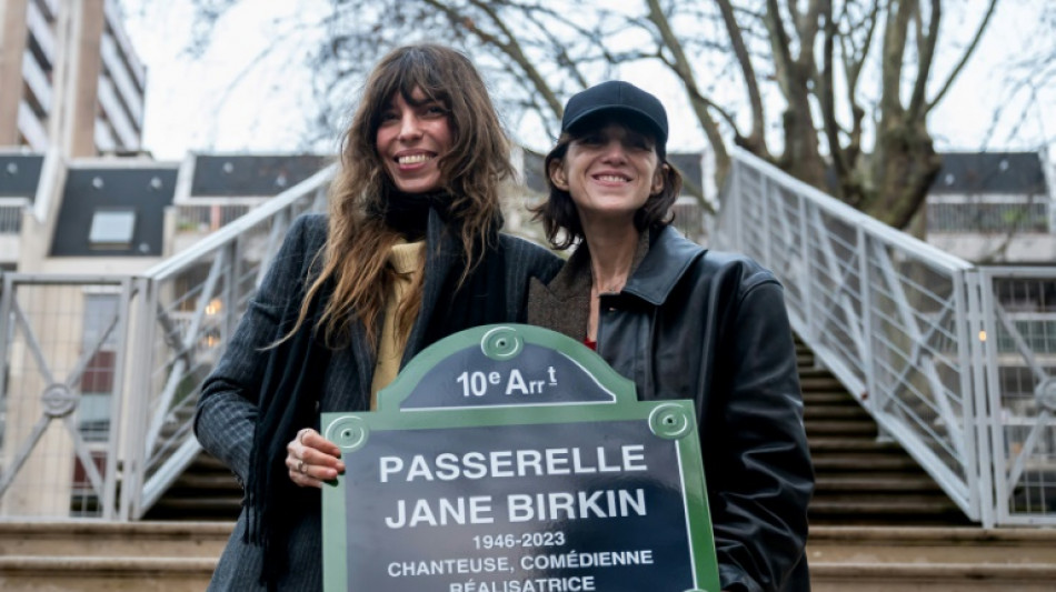 Inauguration &agrave; Paris d'une passerelle Jane Birkin 