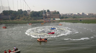 Sigue la b&uacute;squeda de victimas del derrumbe de un puente que dej&oacute; 130 muertos en India