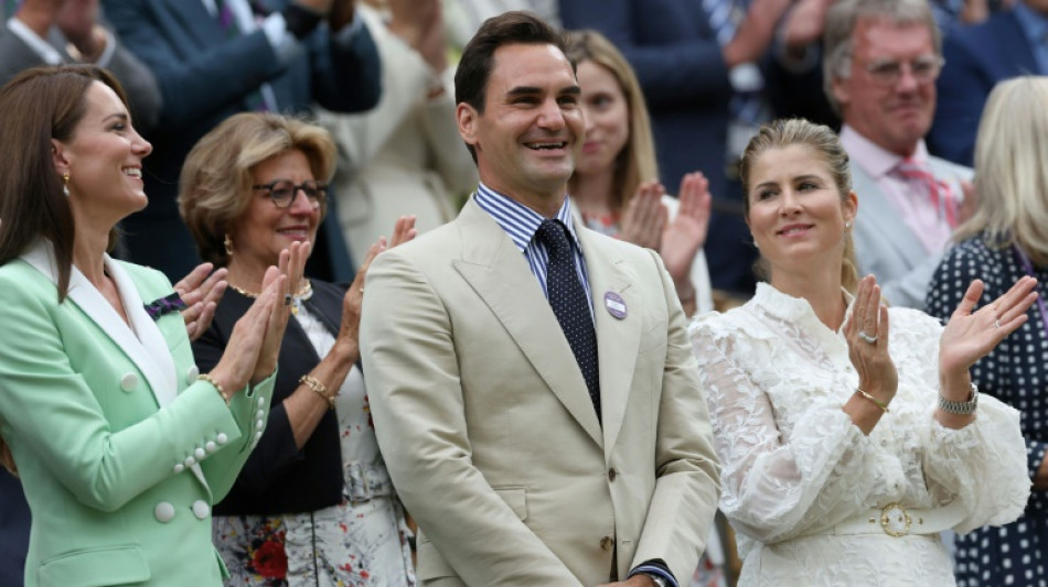 Federer &eacute; ovacionado em primeira visita a Wimbledon ap&oacute;s aposentadoria