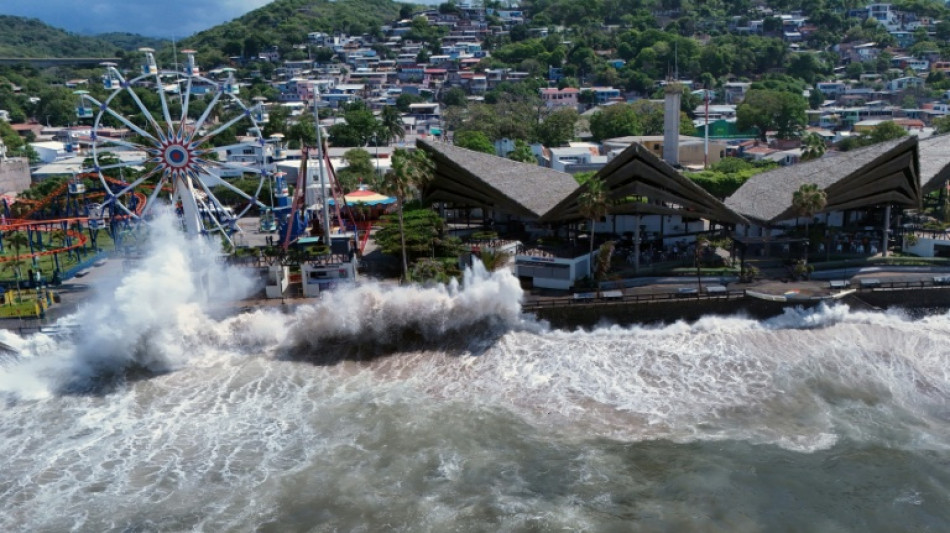 Comercios cerrados y veda pesquera en El Salvador ante la tormenta Cristina