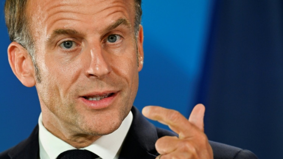 Macron critica los "centros de retorno" para migrantes, y su soporte con fondos de la UE