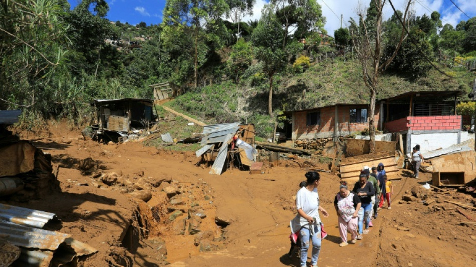 Sube a 16 la cifra de muertos por deslizamiento de tierra en Colombia