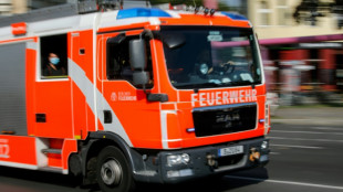 Feuer in Lagerhalle f&uuml;r Holzs&auml;rge in Bayern - vier verletzte Einsatzkr&auml;fte