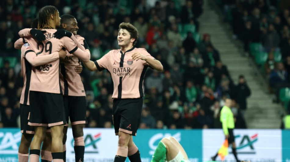 Ligue 1: Paris corrige Saint-Etienne et attend son sacre