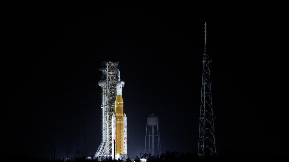 Luna, nuovi problemi al razzo Sls, Artemis II slitta ad aprile