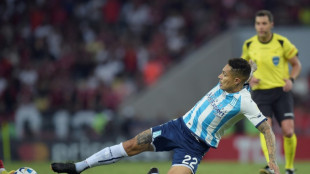 Paolo Guerrero acerta sa&iacute;da do Racing da Argentina