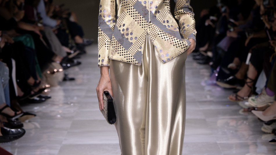 Le "perle" di Giorgio Armani Priv&eacute; sfilano a Parigi