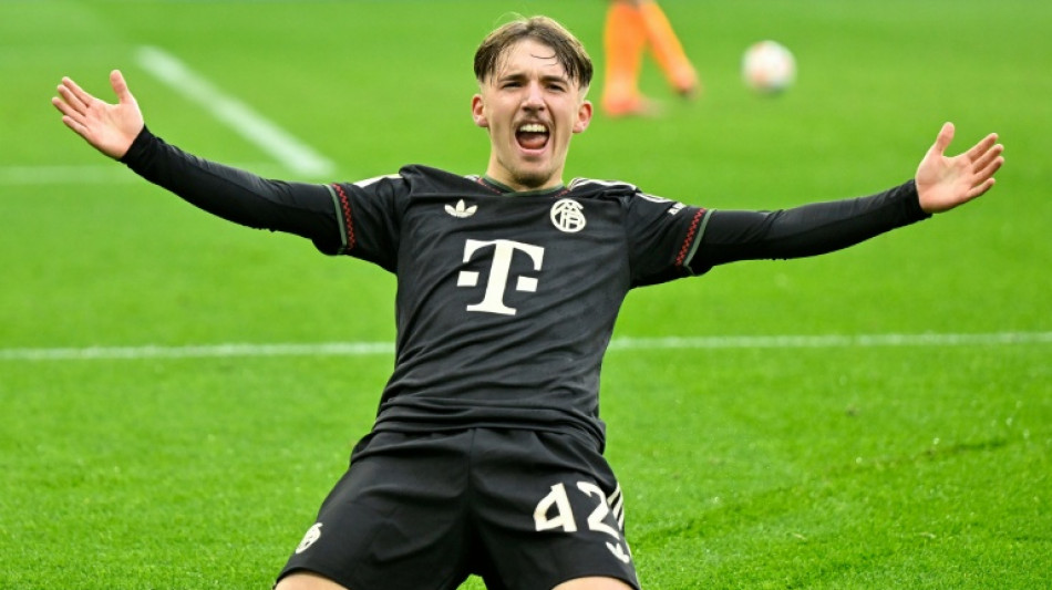 Bayern move past 10-man Gladbach to stay five clear