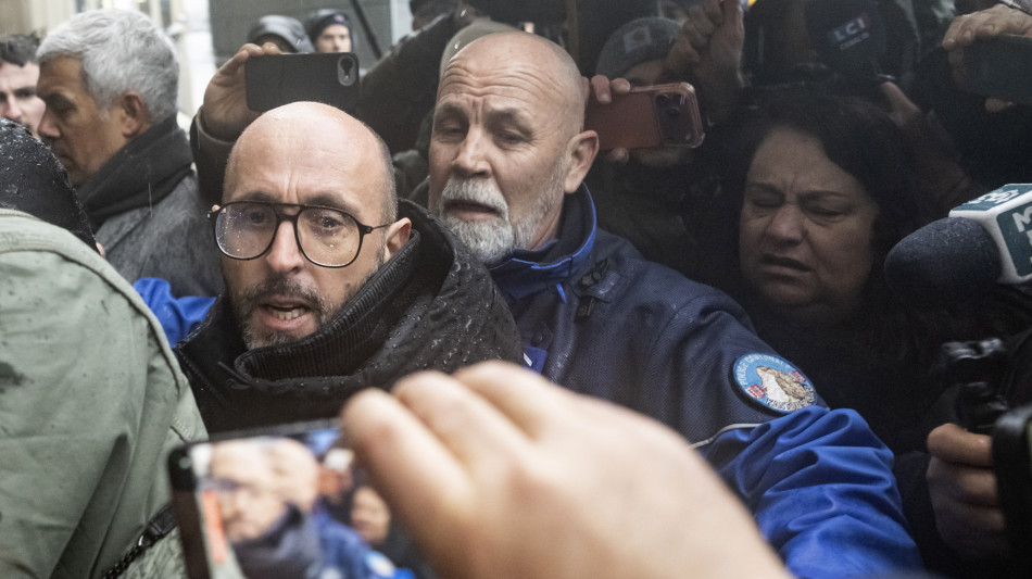 Familiari vittime aggrediscono i Moretti all'arrivo all'interrogatorio