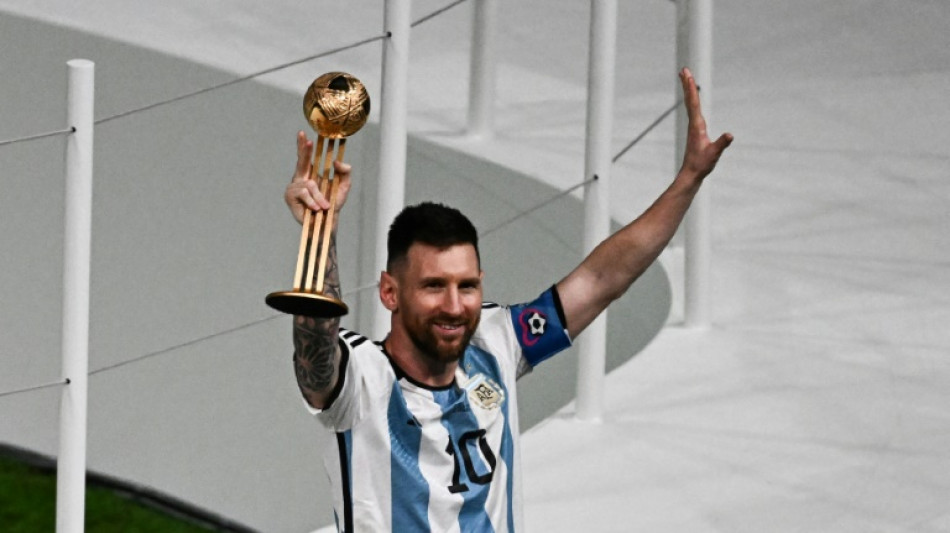 Lionel Messi recibe el Bal&oacute;n de Oro del Mundial de Catar-2022