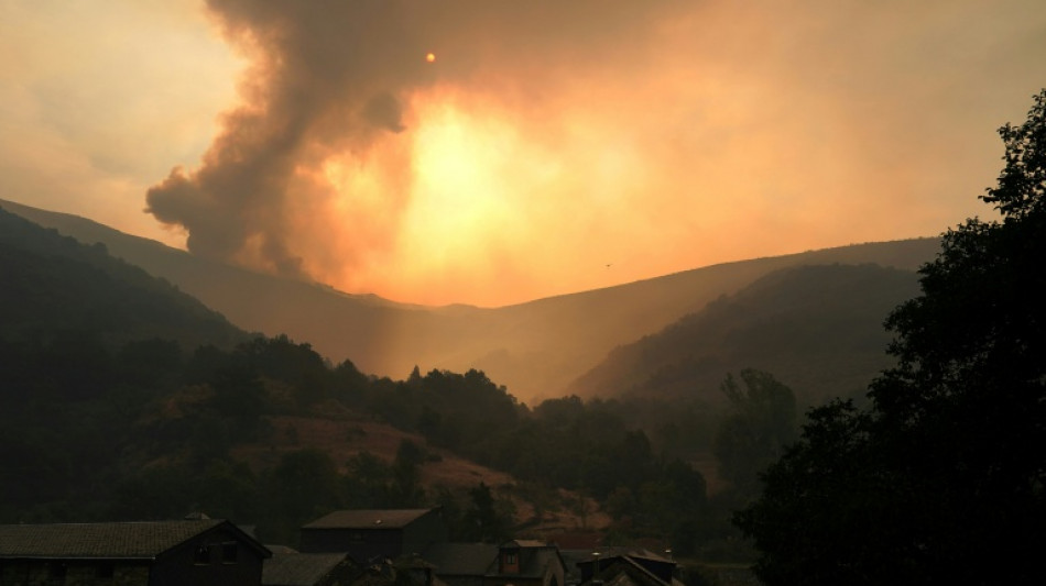 Un muerto en un incendio forestal en una regi&oacute;n de Espa&ntilde;a ya afectada este verano